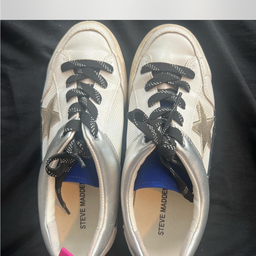 Steve Madden Silver Sneakers Classic Low-Top Design